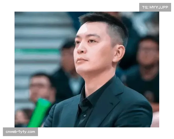 总决赛媒体日,杨鸣与王世龙握手寒暄,场上对手场下老友 总决赛媒体日,杨鸣与王世龙握手寒暄,场上对手场下老友